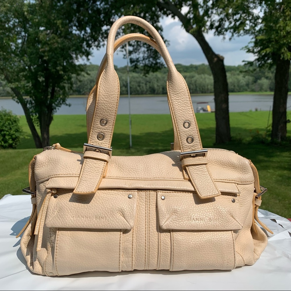 Gianni Bini Cream Colored Shoulder Bag👜